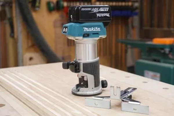 Battery makita router sales